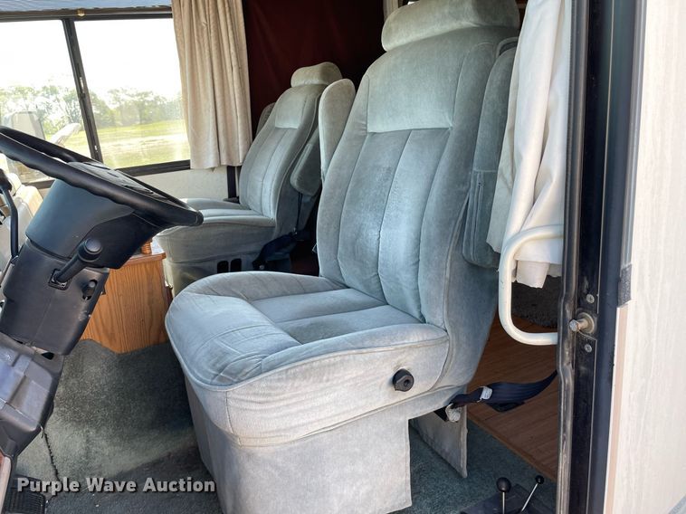 image for item LY9610 1998 Winnebago Adventurer  RV