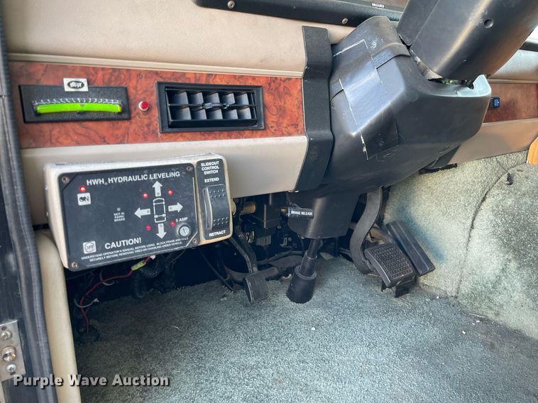 image for item LY9610 1998 Winnebago Adventurer  RV