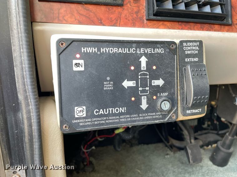 image for item LY9610 1998 Winnebago Adventurer  RV