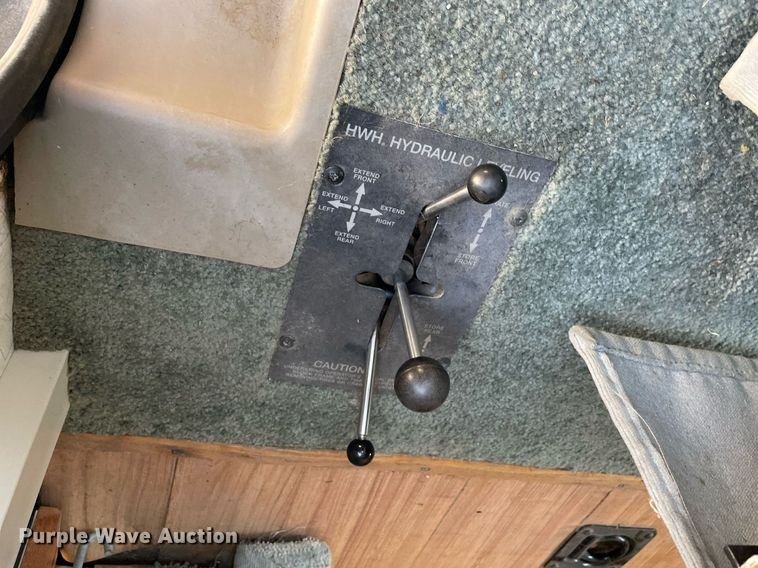 image for item LY9610 1998 Winnebago Adventurer  RV