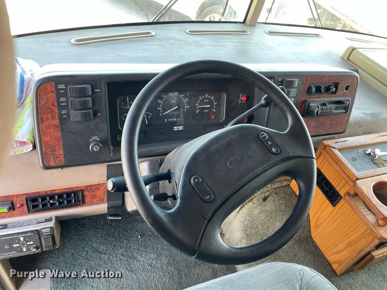 image for item LY9610 1998 Winnebago Adventurer  RV