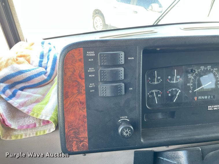 image for item LY9610 1998 Winnebago Adventurer  RV