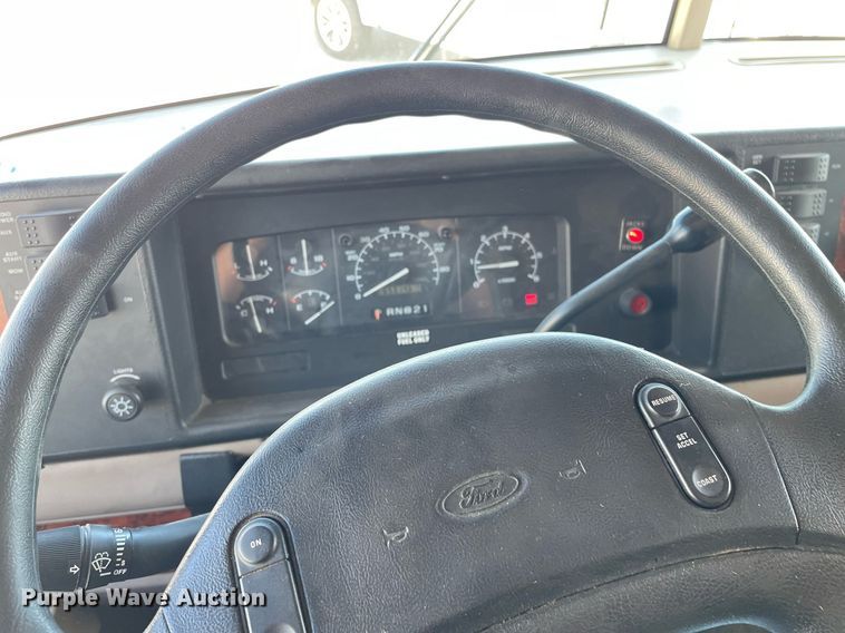 image for item LY9610 1998 Winnebago Adventurer  RV