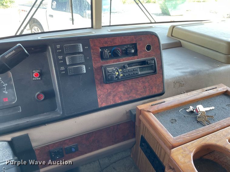 image for item LY9610 1998 Winnebago Adventurer  RV