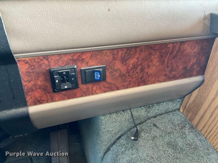 image for item LY9610 1998 Winnebago Adventurer  RV