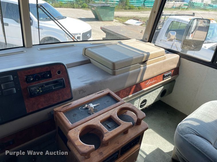 image for item LY9610 1998 Winnebago Adventurer  RV
