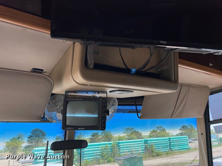 image for item LY9610 1998 Winnebago Adventurer  RV