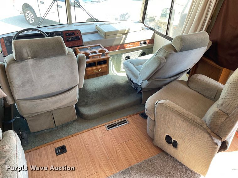 image for item LY9610 1998 Winnebago Adventurer  RV