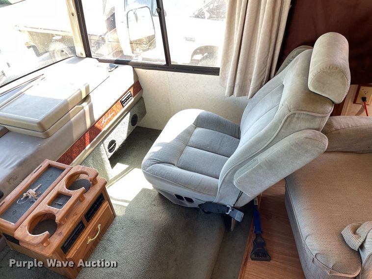 image for item LY9610 1998 Winnebago Adventurer  RV