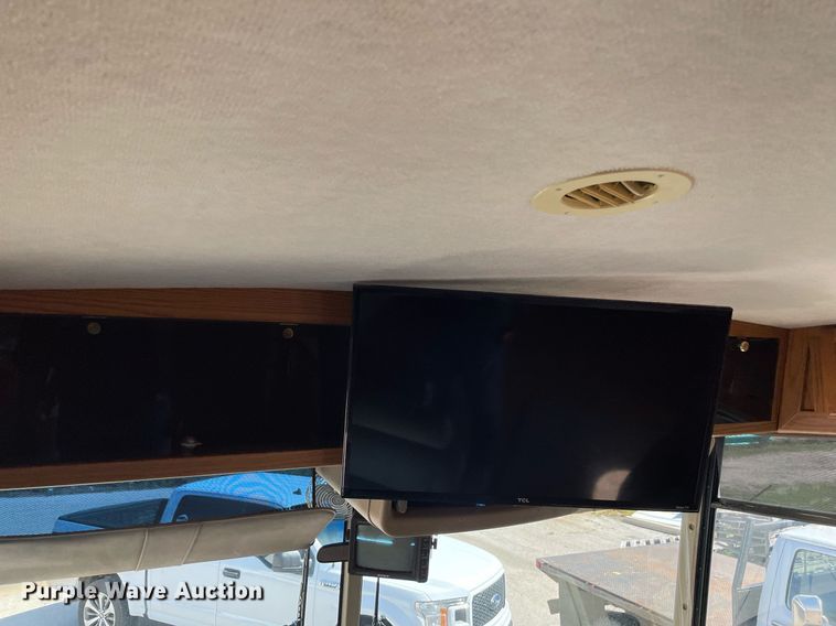 image for item LY9610 1998 Winnebago Adventurer  RV