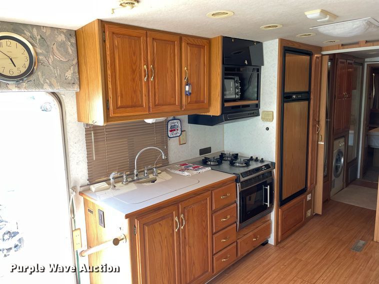 image for item LY9610 1998 Winnebago Adventurer  RV