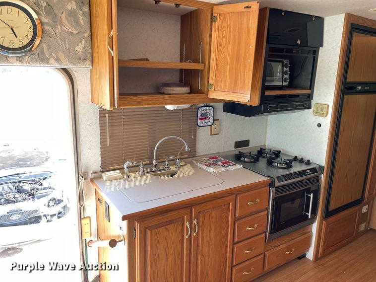 image for item LY9610 1998 Winnebago Adventurer  RV