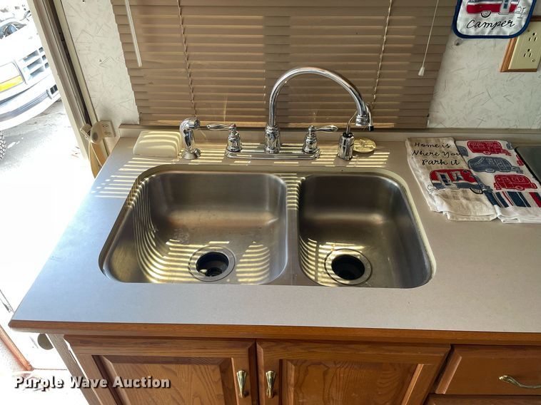 image for item LY9610 1998 Winnebago Adventurer  RV