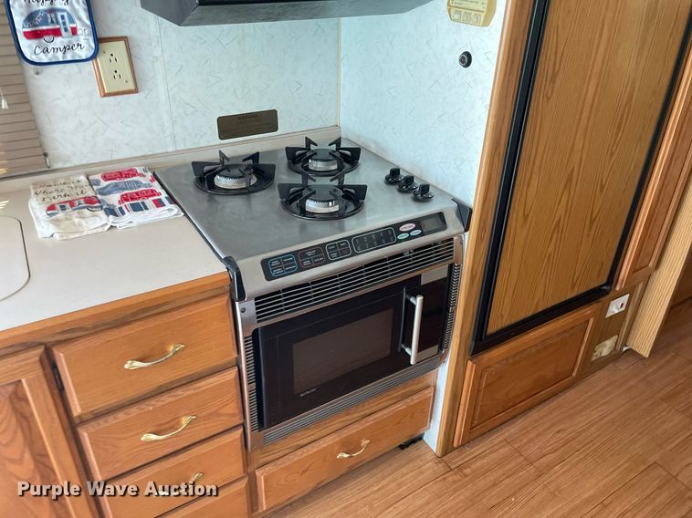 image for item LY9610 1998 Winnebago Adventurer  RV