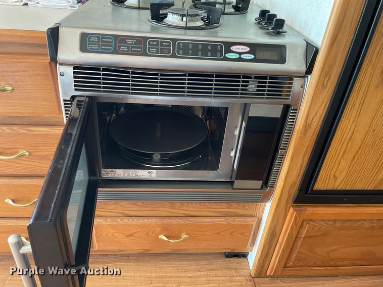 image for item LY9610 1998 Winnebago Adventurer  RV