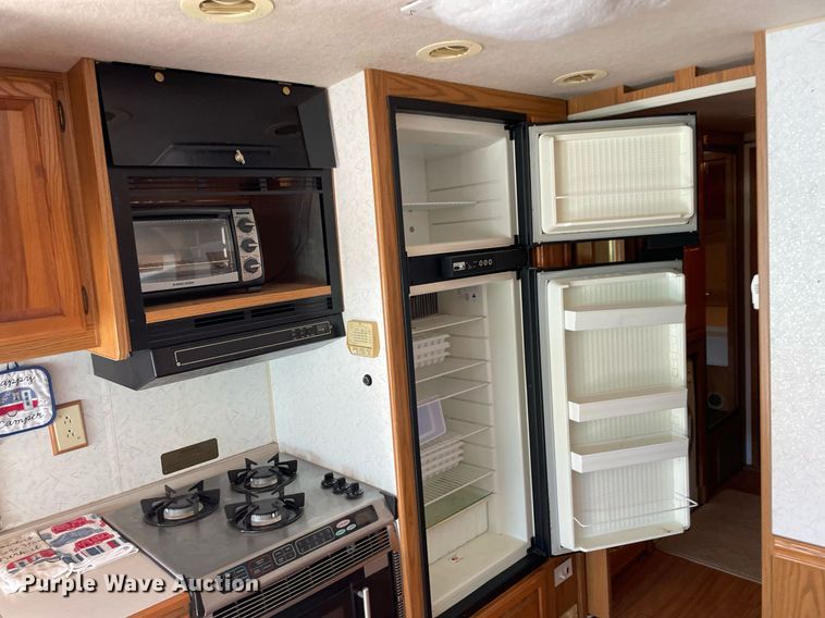 image for item LY9610 1998 Winnebago Adventurer  RV