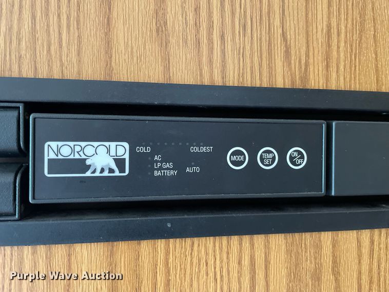 image for item LY9610 1998 Winnebago Adventurer  RV