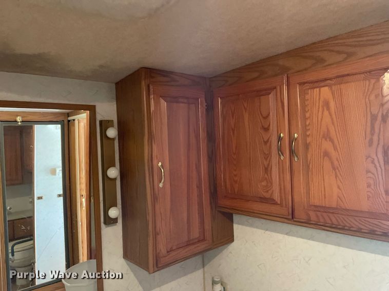 image for item LY9610 1998 Winnebago Adventurer  RV