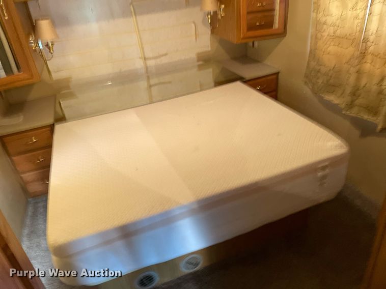 image for item LY9610 1998 Winnebago Adventurer  RV