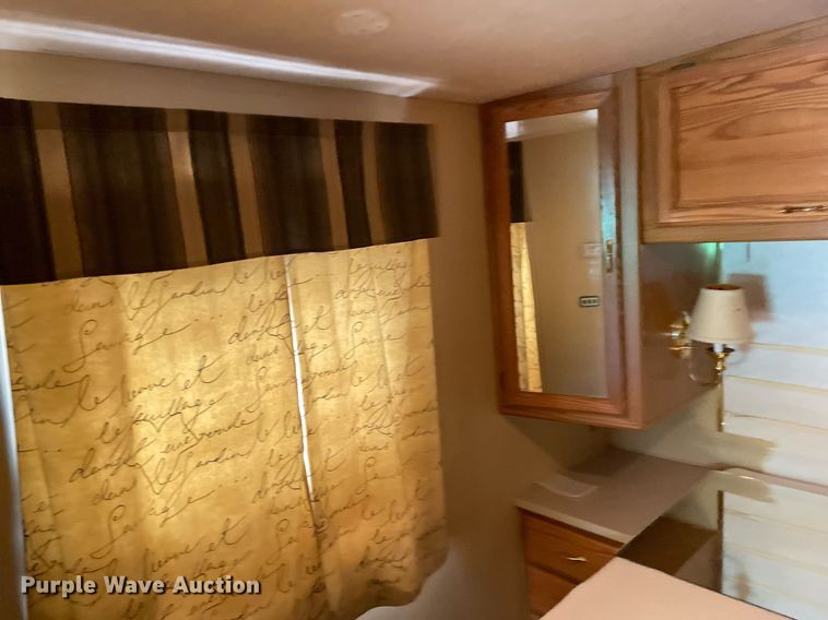 image for item LY9610 1998 Winnebago Adventurer  RV