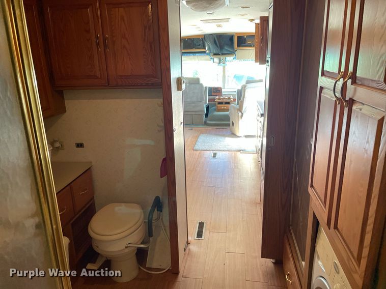 image for item LY9610 1998 Winnebago Adventurer  RV