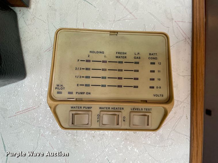 image for item LY9610 1998 Winnebago Adventurer  RV