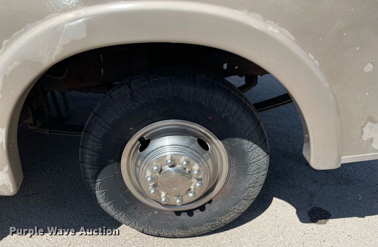 image for item LY9610 1998 Winnebago Adventurer  RV