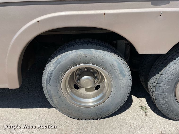 image for item LY9610 1998 Winnebago Adventurer  RV