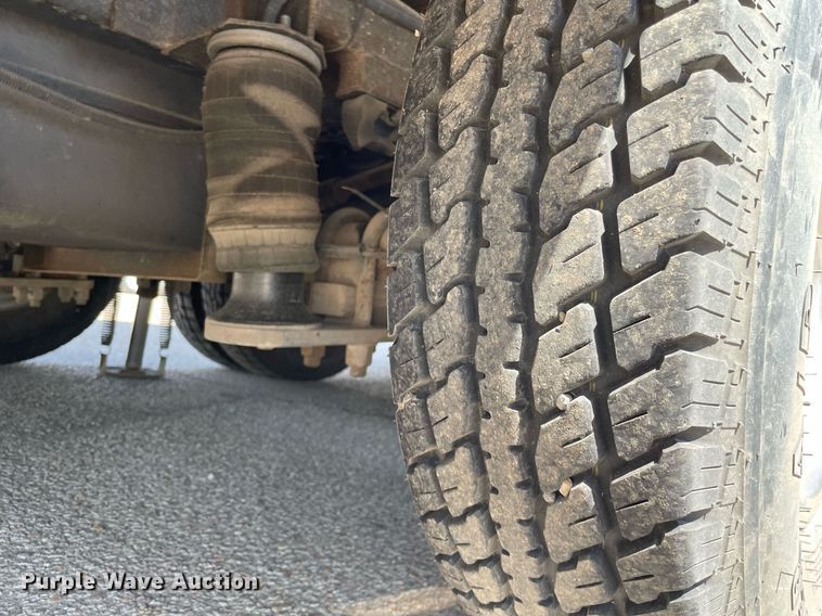 image for item LY9610 1998 Winnebago Adventurer  RV