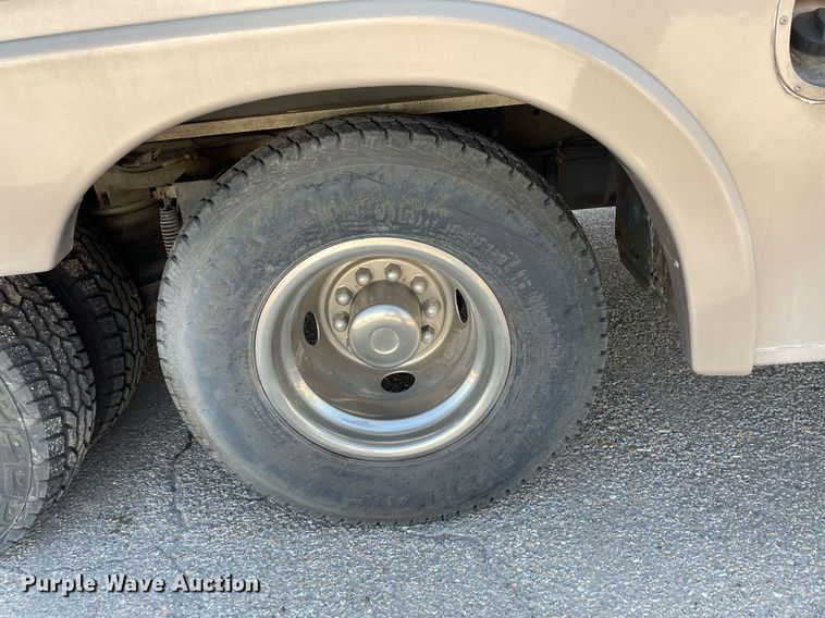 image for item LY9610 1998 Winnebago Adventurer  RV