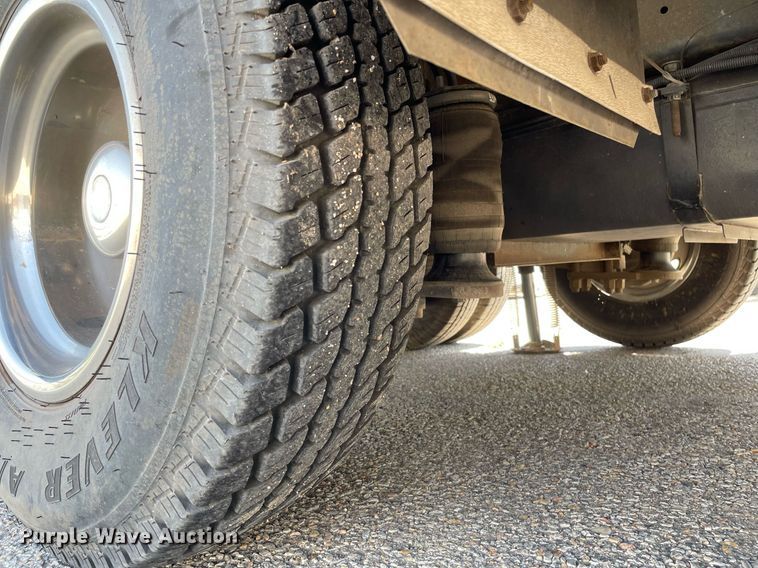 image for item LY9610 1998 Winnebago Adventurer  RV