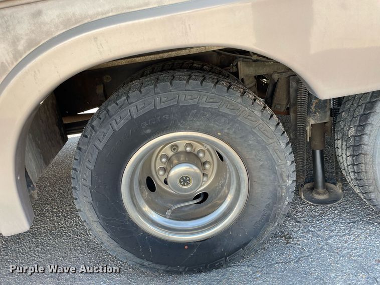 image for item LY9610 1998 Winnebago Adventurer  RV