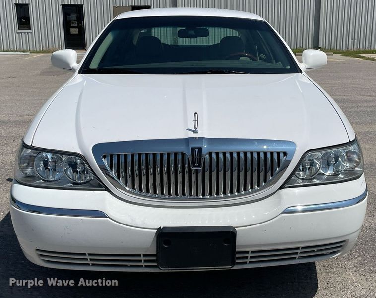 image for item LY9611 2010 Lincoln Town Car