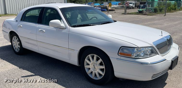image for item LY9611 2010 Lincoln Town Car