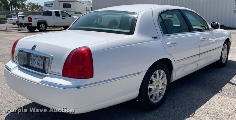 image for item LY9611 2010 Lincoln Town Car