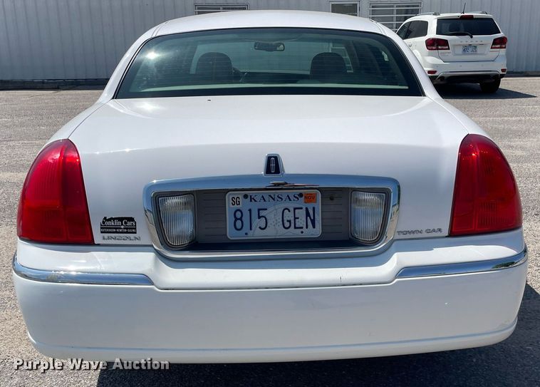 image for item LY9611 2010 Lincoln Town Car