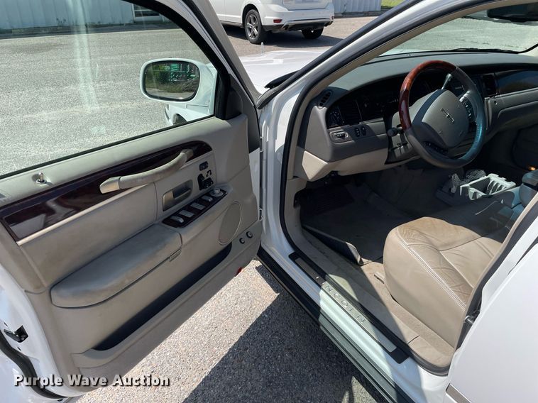 image for item LY9611 2010 Lincoln Town Car