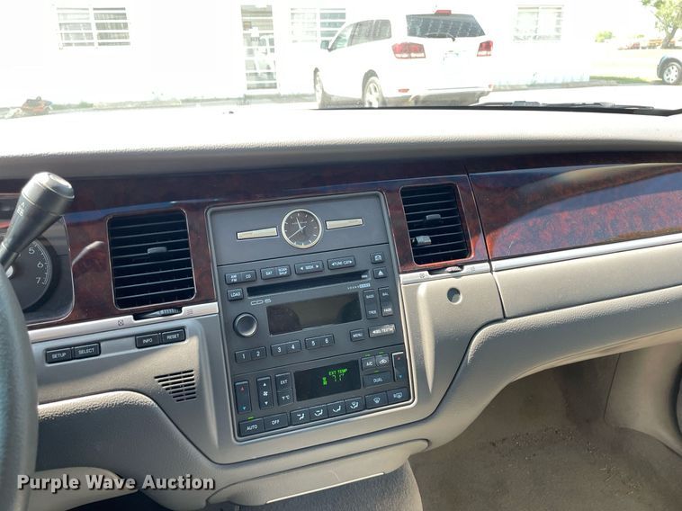 image for item LY9611 2010 Lincoln Town Car