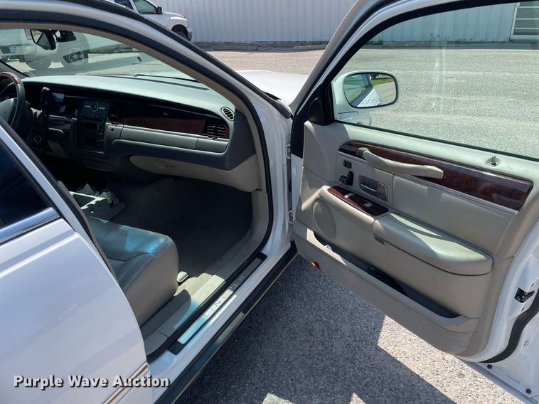 image for item LY9611 2010 Lincoln Town Car