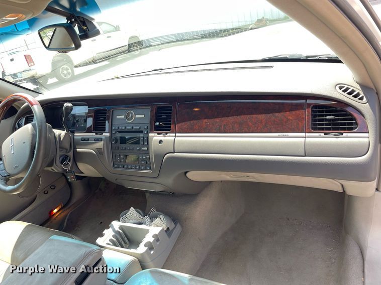 image for item LY9611 2010 Lincoln Town Car