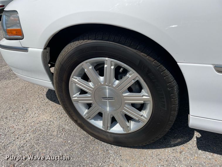 image for item LY9611 2010 Lincoln Town Car