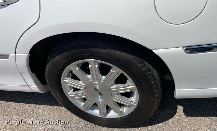 image for item LY9611 2010 Lincoln Town Car