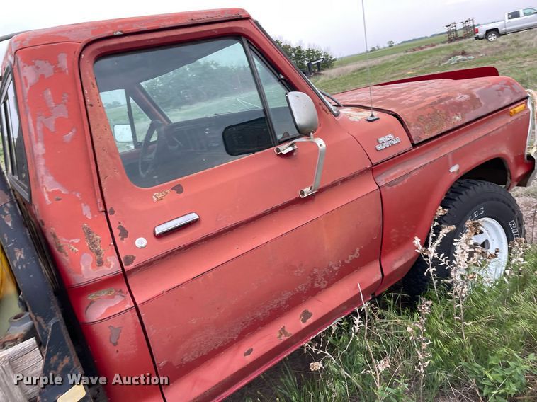 image for item LY9714 1979 Ford F250  flatbed pickup truck