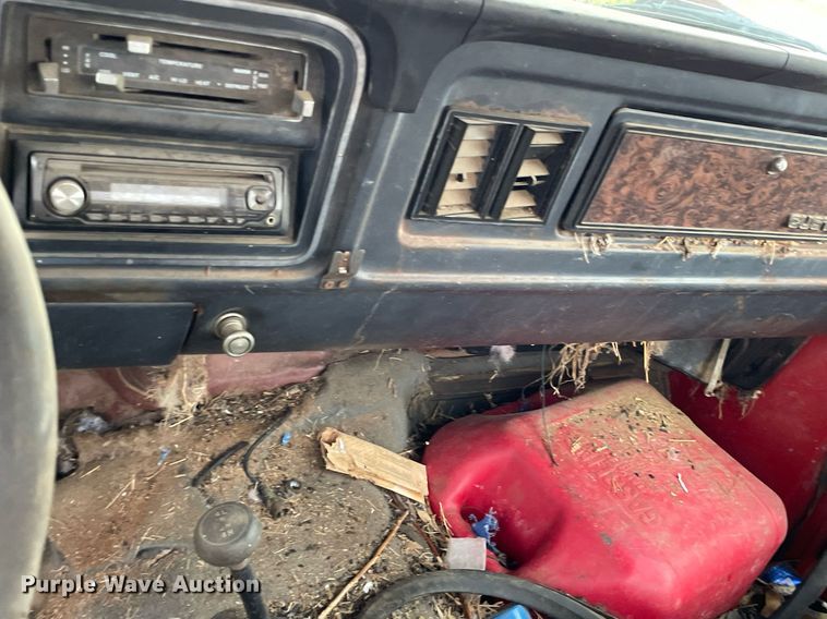 image for item LY9714 1979 Ford F250  flatbed pickup truck