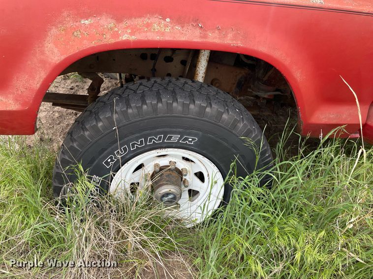 image for item LY9714 1979 Ford F250  flatbed pickup truck