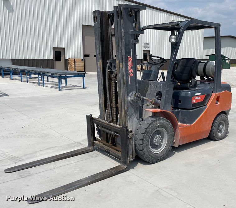 image for item LY9735 2015 Viper FG25L  forklift