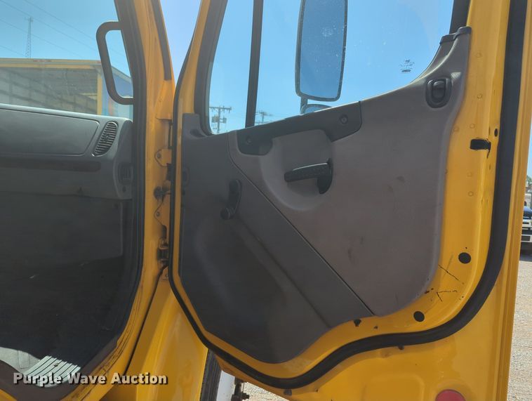 image for item MN9987 2012 Freightliner Business Class M2  box truck