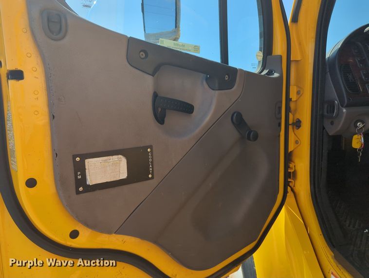 image for item MN9988 2013 Freightliner Business Class M2  box truck