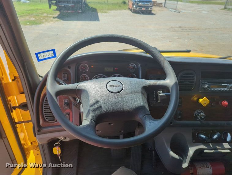 image for item MN9988 2013 Freightliner Business Class M2  box truck