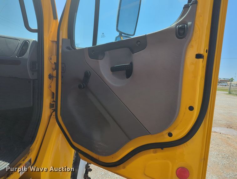 image for item MN9988 2013 Freightliner Business Class M2  box truck